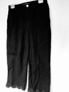 Gloria Vanderbilt Black Capris with Scalloped Hem